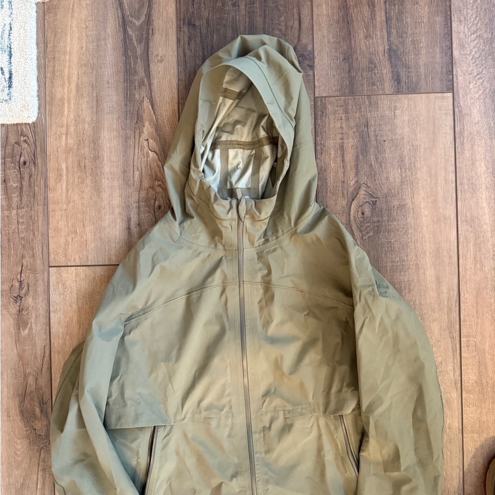 Lululemon rain rebel jacket size 6 - Picture 2 of 5